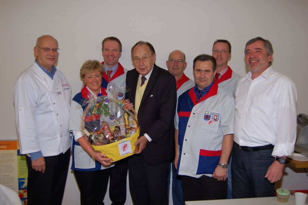 Wildwurstqualitätsprüfung im Jahr 2008. Der ehemalige Außenminister und FDP-Vorsitzende Hans Dietrich Genscher zeigte sich begeistert von der hohen Qualität der Waren und lobte die Vielfältigkeit des Deutschen Fleischerhandwerks.