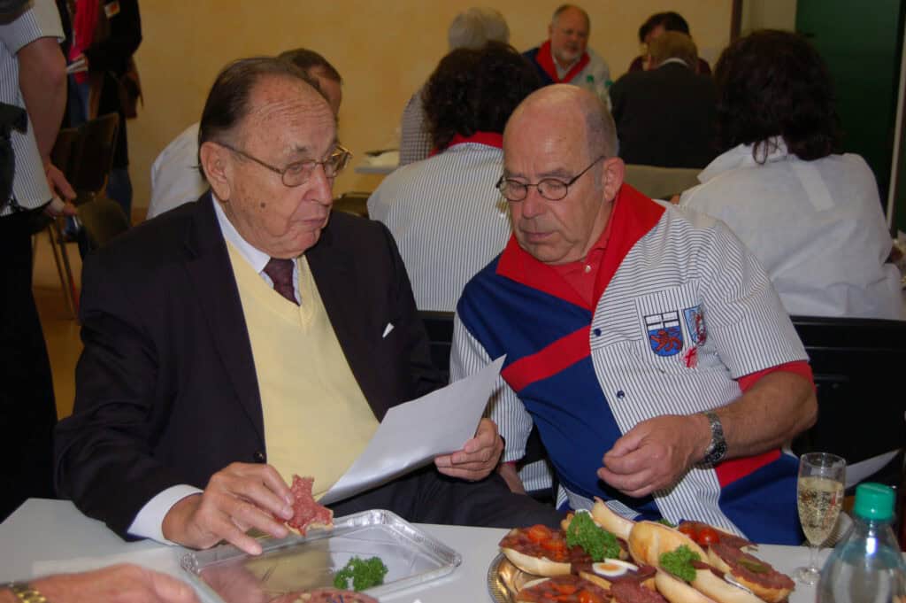 Wildwurstqualitätsprüfung im Jahr 2008. Der ehemalige Außenminister und FDP-Vorsitzende Hans Dietrich Genscher zeigte sich begeistert von der hohen Qualität der Waren und lobte die Vielfältigkeit des Deutschen Fleischerhandwerks.